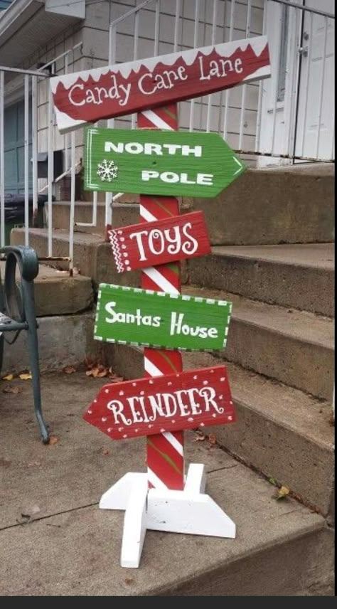 Easy Christmas Pallet Projects, Christmas Wood Yard Decorations, Christmas Arrow Signs, Pallet Wood Christmas Projects, Diy Christmas Yard Signs, Christmas Outdoor Signs, Christmas Directional Signs, Outdoor Christmas Signs, Diy Christmas Lawn Decorations