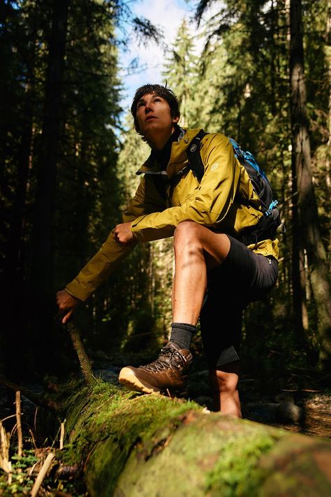 When the objective is remote, trust is imperative. You fall into stride, covering ground, high on anticipation yet prepared for what's to come. On the trail, it's about being there for each other. You need gear that'll do the same. Designed for breathability, durability and weather protection, the Mammut spring and summer hiking collections are your partners wherever the trail takes you. Hiking Pose Reference, Hiking Flatlay, Outdoor Clothing Photography, Hiking Portraits, Hiking Editorial, Hiking Reference, Hiking Photoshoot Ideas, Trekking Outfit Men, Columbia Outfit