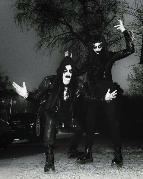 Black Metal Couple, Metal Head Couple, Metalhead Couple, Goth Couple Aesthetic, Alt Couples, Goth Couples, Metal Couple, Goth Couple, Goth Friends