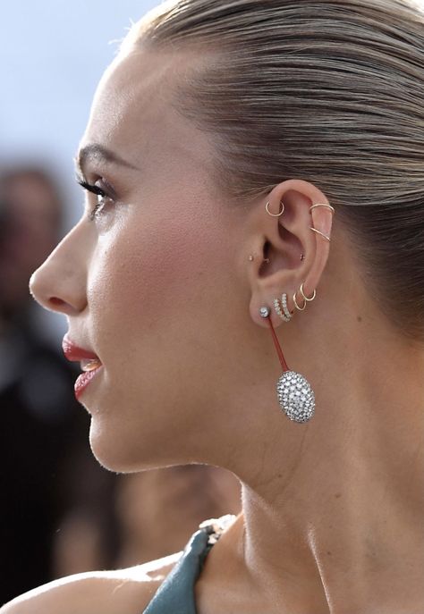 Rhianna Ear Piercings, Ear Piercings Celebrities, Celebrity Ear Piercings Inspiration, Victoria Beckham Ear Piercing, Scarlett Jonhsson Piercing, Zoe Kravitz Ear Piercings, Chic Ear Piercings, Hailey Bieber Ear Piercings, Blake Lively Ear Piercing