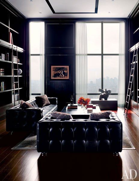 The dark-walled library of a New York penthouse features tufted-leather sofas. Penthouse New York, Masculine Living Rooms, Interior Design Blogs, New York Penthouse, Contemporary Office, Home Libraries, Dark Interiors, Design Del Prodotto, Decoration Inspiration