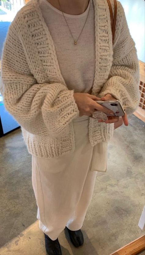 Chunky Cardigan Outfit, Downtown Sweater, Aesthetic 80s, Sandal Tali, Grunge Fits, Indie Vibes, Look Adidas, Spring Cardigans, Estilo Hippy