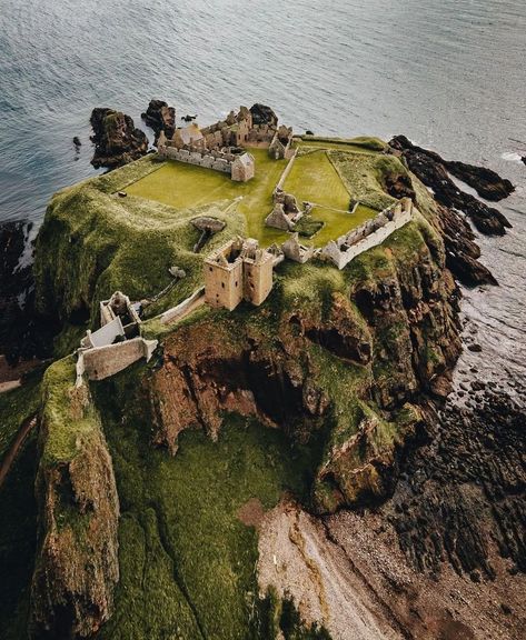 Scotland Shots 🏴󠁧󠁢󠁳󠁣󠁴󠁿 on Instagram: “🏴󠁧󠁢󠁳󠁣󠁴󠁿 are proud to present our Scotland loves of the day! •••••••••••••••••••••••••••••••••••••••••••••• 🏅ARTIST @caledonianino…” Dunnottar Castle, Like Comment Share, Home Construction, Dm Me, Golf Courses, Scotland, Castle, The Day, Water