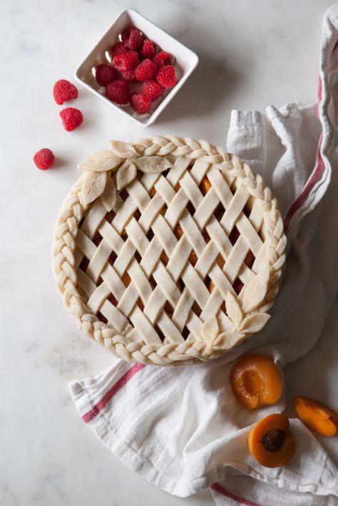 Decorate a traditional lattice pie crust with a few leafy accents on the side. Fancy Pie Crust, Pie Crust Art, Crust Designs, Sprinkle Birthday, Lattice Pie Crust, Pie Crust Designs, Pie Decoration, Strawberry Pie Recipe, Pie Dough Recipe