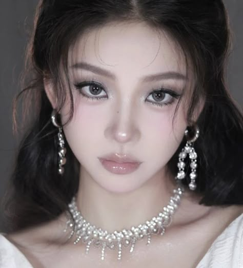 Hairstyle For Graduation Pictorial, Princess Makeup Looks, Gown Hairstyles, Hairstyle For Graduation, Royal Makeup, Princess Dinner, Dark Siren, Club Makeup, Pageant Makeup