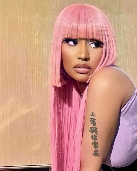 Nicki Minaj Chinese Bangs, Nicki Minaj Wigs, Candyfloss Pink Hair, Hime Bangs, Nicki Minaj Makeup, Nicki Minaj Wig, Nicki Minaj Concert, Onika Maraj, Nicki Minaj Fashion