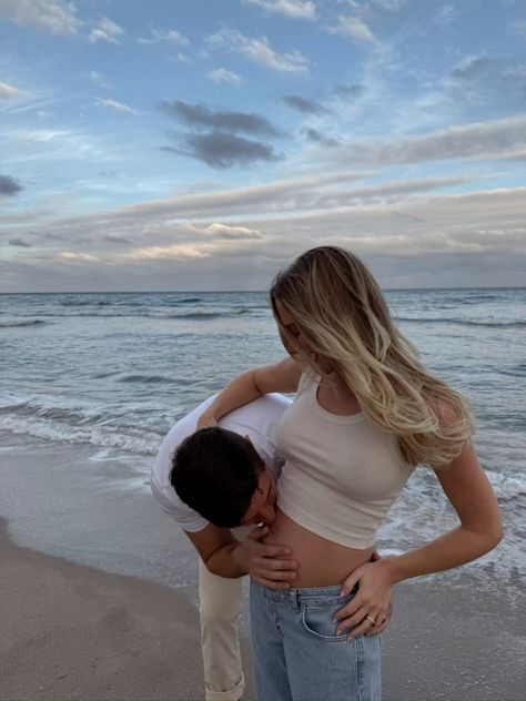 Beach pregnancy announcement Pregnant Aesthetic Couple, Pregnant Summer, Beach Pregnancy Announcement, Maternity Photography Beach, Maternity Beach, Gender Reveal Photos, Baby Planning, Beach Maternity, Baby Announcements