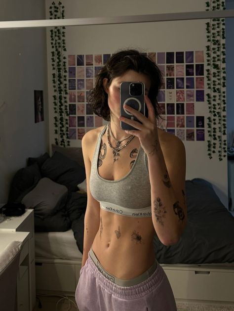 Masc Workout Outfit, Masc Women Tattoo, Fine Masc Women, Masc Gym Outfits, Slim Muscular Woman, Stem Lesbian Style, Fall Tattoos, Masculine Women, Masc Girls