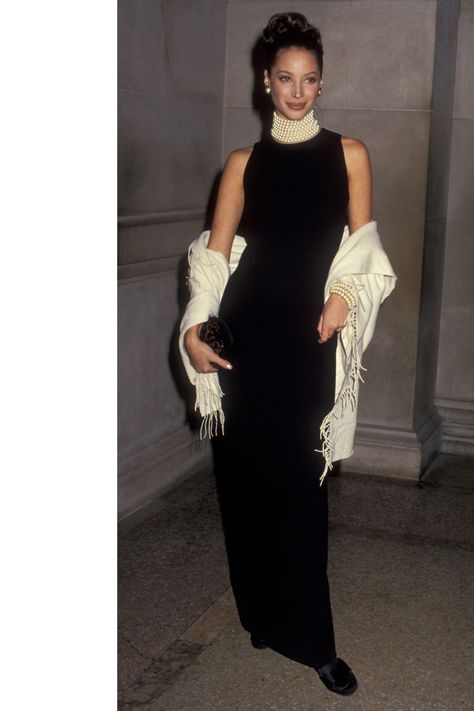 Christy Turlington   - HarpersBAZAAR.com Old Met Gala Looks, Old Hollywood Met Gala, Met Gala Outfit Ideas Women, Red Carpet Party Outfit Ideas, 90s Met Gala, Gala Looks For Women, Met Gala Inspired Dresses, Hollywood Theme Outfit, Gala Night Outfit