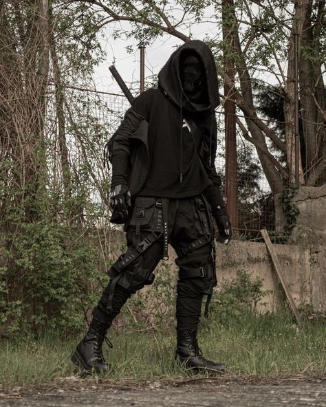 Techwear With Mask, Modern Rogue Outfit, Futuristic Dystopian Fashion, Dystopian Aesthetic Clothes, Techwear Warcore, Tech Wear Aesthetic, Tech Mask, Modern Assassin, Japanese Techwear