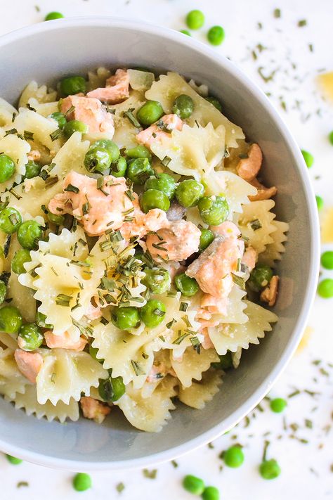 This fresh salmon, garden peas, and chives pasta is a simple and delicious recipe to prepare for dinner 😍. In one happy bowl you’ll have a fully balanced meal rich in fibers, omega-3, and proteins 💪! Salmon And Peas Pasta, Salmon And Pea Pasta, Salmon With Pea Puree, Farfalle Pasta Salad, Pea Asparagus Pasta, Peas Asparagus Pasta, Italian Seafood Pasta, Seafood Pasta Dishes, Fish Pasta