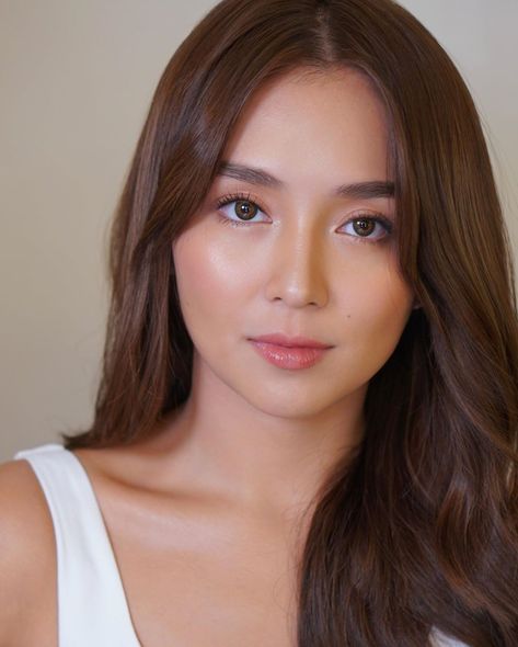 Kathryn Bernardo White Dress, Kathryn Bernardo Hairstyle, Hair Color For Morena Skin, Hair Color For Morena, Tas Hermes, Birthday Makeup Looks, White Skin Tone, Graduation Look, Daniel Padilla