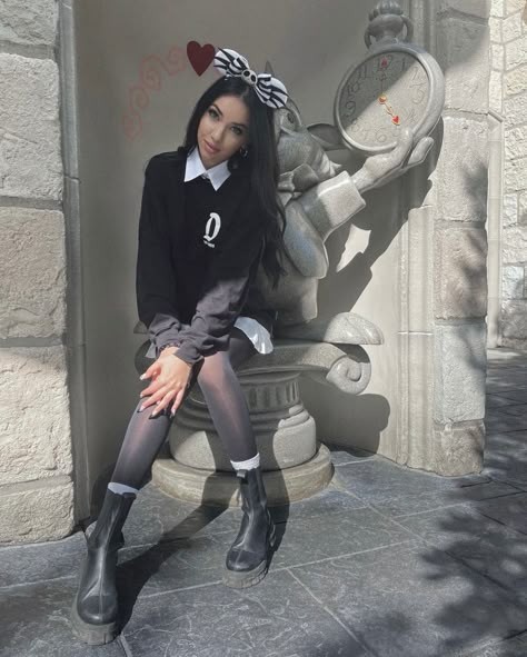 Disney Black Outfit, Goth Disneyland Outfits, Japan Disneyland Outfit, Halloween Disneybound Outfits, Alternative Disney Outfits, Disney Outfit Inspo Fall, Disney Halloween Outfits Disneybound, Black Disney Outfits, All Black Disney Outfit