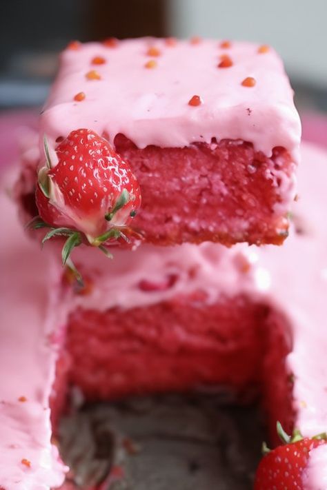 Double Strawberry Cake – Page 2 – 99easyrecipes Flavor Combos, Strawberry Cream Cheese Frosting, Strawberry Cake Mix, Strawberry Frosting, Strawberry Cake Recipes, Leftover Cake, Sheet Cakes, Mix Recipes, Steak Marinade