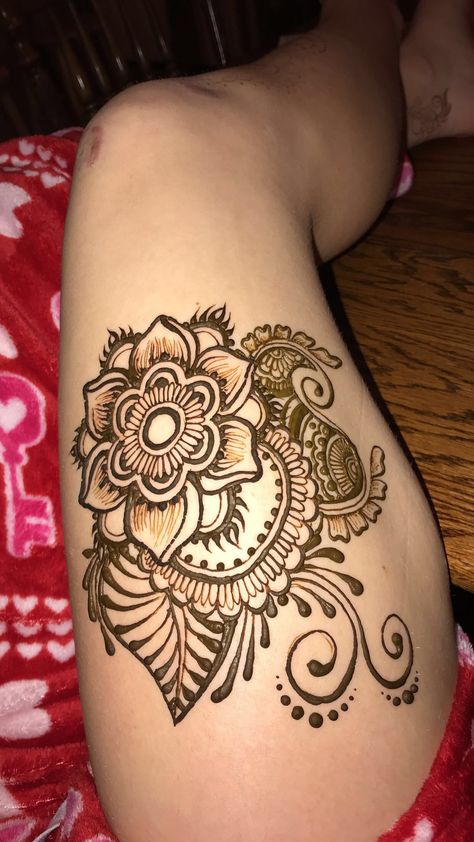 Henna Thigh Tattoo, Henna Practice, Thigh Henna, Learn Henna, Henna Hand Designs, Leg Henna Designs, Henna Doodle, Henne Tattoo, Henna Flower Designs