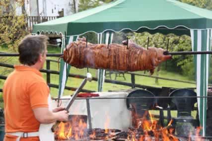 hog roast Hog Roast, Pig Roast, Daisy Wedding, Apple Sauce, Om Nom, Mouth Watering, Nom Nom, Christmas Ideas, Dream Wedding