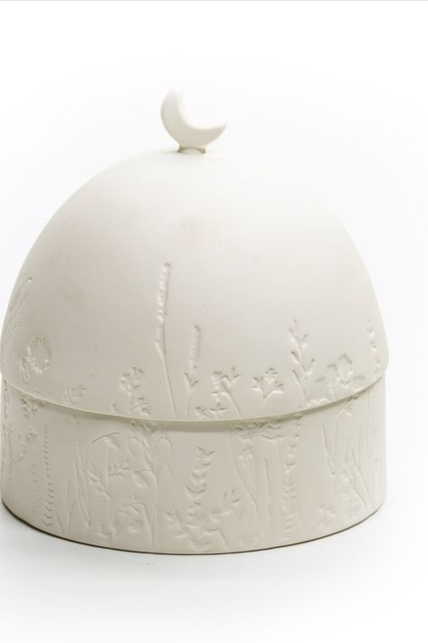 Porcelain-Nuzha-Dome-Flower Depth 14.50 Height 15.80cm PRICE: 299 /SR after: SAR 219.77 Ramadan Pottery, Eid Giveaways, Hajj Mubarak, Ramadan Crafts, For Ramadan, House Bedroom, Ramadan Decorations, Ceramic Candle, Wedding Design