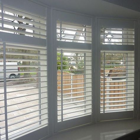 Wooden Venetian blinds bay window: Venetian Blinds Bay Window, Shutter Inspiration, Wood Window Coverings, Bay Window Bedroom, Bay Window Blinds, Window Styling, Kitchen Window Blinds, Blinds For Windows Living Rooms, Small Basement Remodeling