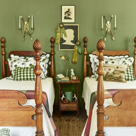 guest bedroom with green walls and twin beds, vintage and farmhouse decor Oakmoss Sherwin Williams, Bedroom With Green Walls, Green Boys Bedroom, Twin Boys Room, Boys Bedroom Green, Green Bedroom Walls, Wall Paint Color, Country Living Fair, Twin Beds