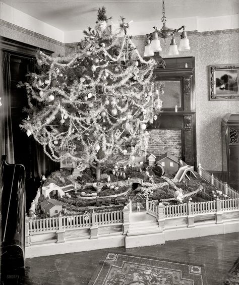 Shorpy Historical Photo Archive :: Santa Fe: 1920 1920s Christmas, Antique Christmas Tree, Christmas Photograph, Old Time Christmas, Vintage Christmas Photos, Ghost Of Christmas Past, Old Christmas, Old Fashioned Christmas, Christmas Past