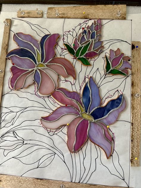 Stained Glass Making, Easy Stained Glass Patterns, Vitray Art, Stained Glass Illustration, Flower Stained Glass, Diy Stained Glass Window, Stained Glass Patterns Free, Glass Mosaic Art, Stained Glass Flowers