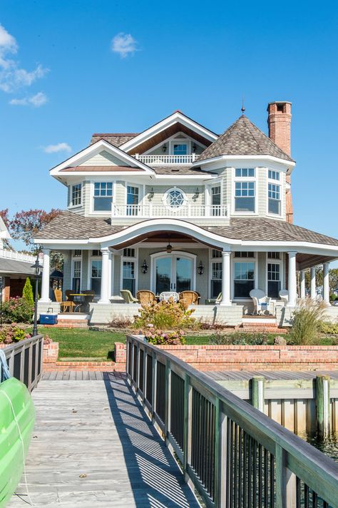 Riverfront Living - Victorian - Exterior - New York - by CMM Custom Homes | Houzz Beach House Exterior Seaside, Beach House Exterior Colors, Victorian Beach House, House Plans Luxury, Minecraft Beach House, Scandinavian Exterior, Minimalist Beach House, House Scandinavian, Scandinavian Exterior Design