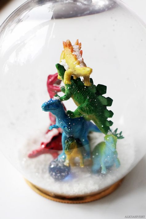 Diy Globe, Dinosaur Christmas Tree, Ornaments Diy Kids, Snow Globe Crafts, Globe Crafts, Diy Snow, Retro Christmas Decorations, Diy Snow Globe, Dinosaur Crafts