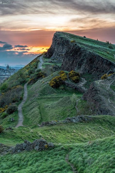 The Crags during sunset in Holyrood Park, Edinburgh, Scotland. Holyrood Park Edinburgh, Edinburgh Hikes, Holyrood Park, Eidenburgh Scotland Aesthetic, Pictures Of Scotland, Scotland Pictures, Scotland Hikes, Scotland Forest, Edinburgh Summer