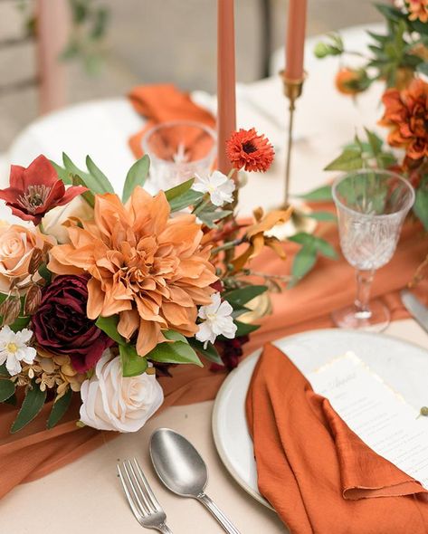 Fall Wedding Table Arrangements, Burnt Orange Table Setting, Inexpensive Wedding Centerpieces, Orange Wedding Themes, Handmade Bouquet, Floral Arch Wedding, Orange Wedding Flowers, Burnt Orange Weddings, Diy Wedding Ideas