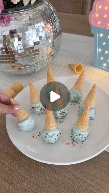 Aurelie Erikson on Instagram: "The sweetest summer treat is here🍦🎀  Cake Pop Ice Cream Cones 🧁 These were so much fun to make and surprisingly easy. All you’ll need is a box of Funfetti cake mix, sprinkles, frosting, chocolate melts, and mini ice cream cones. 🍦✨  Pop in the fridge for an hour before adding cones 🧁 *don’t forget to place them on parchment paper 🤭   Thank you for the inspo @sheri_wilson_ 💕  save & share with a friend 🫶🏼  . . . . . . #summerdessert #kidsdessert #easybaking #homemade #cakepops #baking #summertreats #easyrecipes" Cake Ice Cream Cones, Cake Pop Cones, Cake Cones Cupcakes, Cake Pop Ice Cream Cone, Ice Cream Cake Designs, Summer Cake Pops, Homemade Cakepops, Cake Pop Ice Cream, Aurelie Erikson