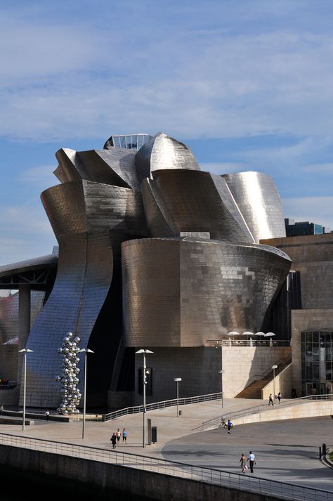 Gehry Architecture, Guggenheim Museum Bilbao, Deconstructivism, Top Architects, Frank Gehry, Guggenheim Museum, Amazing Buildings, Organic Architecture, Facade Design