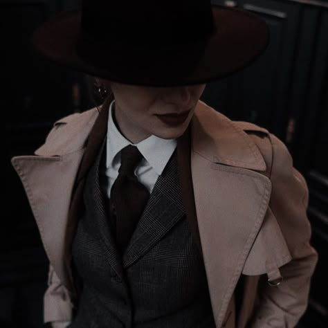 Private Eye Aesthetic, Burglar Aesthetic, Private Investigator Outfit, Female Detective Outfit, Women Detective Outfit, Female Suit Aesthetic, Olive Aesthetic, Cruella Aesthetic, Female Spy