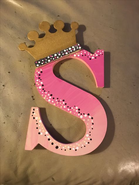 Painted wooden letter with wooden crown attached. Very simple, and can but mounted on a wall. Wooden Crown Decoration, Diy Wood Letters Paint Ideas, Letter Painting Ideas Wooden, Wood Letter Painting Ideas, Diy Wooden Letters, Sorority Paintings, Wood Letters Decorated, Wooden Crown, Letter Inspiration