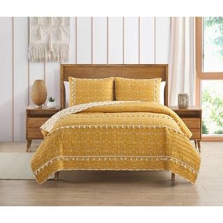 Quilts & Coverlets | Find Great Bedding Deals Shopping at Overstock Bedroom Décor, King Bedding Sets, Quilted Sham, Bedding Stores, Twin Quilt, Quilted Coverlet, Medallion Design, Size King, King Quilt