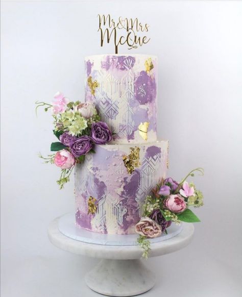 Small Purple Wedding Cake, Wedding Cake With Purple Accents, Purple 2 Tier Cake, Violet Wedding Cake, Purple Wedding Cake Ideas, Mehendi Cake, Purple Cake Ideas, Wedding Cake Original, Wedding Cake Purple