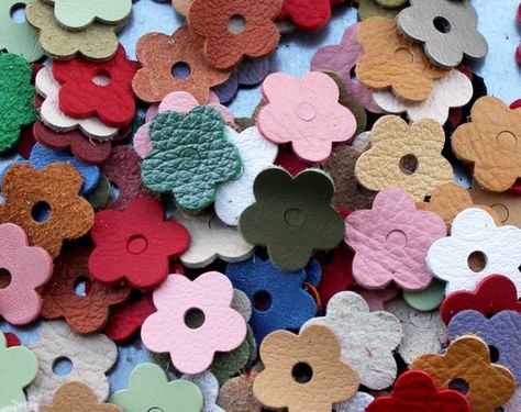 Leather flower die cuts  leather blossoms wholesale variety of colors DIY Pet, Cat, Dog Collar Appli Diy Wedding Buffet, Bff Christmas, Diy Gift For Bff, Diy Dog Collar, Easy Paper Flowers, Tooled Leather Bag, Dog Flower Collar, Leather Flower, Diy Gifts For Boyfriend