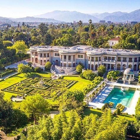 Millionaire Cartel (@millionairecartel) • Instagram photos and videos Mega Mansions, Grand Foyer, Pasadena California, Expensive Houses, Random Art, Celebrity Houses, Most Expensive, Luxury House, Spa Pool