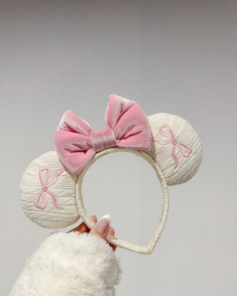 Cardigan Coquette Pink Bow Ears 🎀🤍 FYI … also available in pastel green/ mint. 👀 -  #mickeyearsforsale #minnieearsforsale #explore #explorepage #disneyland #disneyworld #pink #pinkaesthetic #pinkbow #wicked #glinda Minnie Ears Aesthetic, Mickey Ears Aesthetic, Disney Pink Outfit, Disneyland Accessories, Pink Mickey Ears, Cute Mickey Ears, Cute Disney Ears, Diy Minnie Ears, Princess Headbands