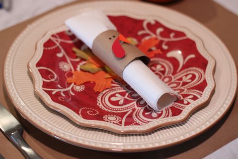 Quick DIY Turkey Napkin Rings -Simple Thanksgiving Ideas- So Festive! Diy Fall Napkin Holders, Thanksgiving Napkin Ring, Turkey Napkin Rings, Turkey Napkins, Thanksgiving Napkin Rings, Diy Turkey, Easy Thanksgiving Crafts, Fall Napkins, Napkin Rings Diy