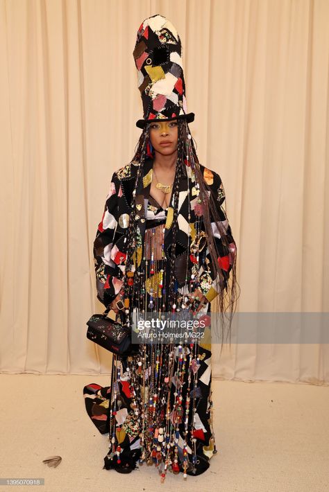 Erykah Badu arrives at The 2022 Met Gala Celebrating "In America: An... News Photo - Getty Images Erykah Badu Outfits, Erykah Badu Green, Afro Boho Fashion, Erykah Badu Concert, Erykah Badu Met Gala, Eryka Badu, Erykah Badu Baduizm, Erykah Badu Portrait, Erykah Badu Style