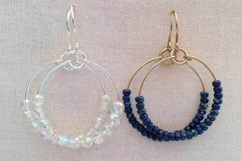 Beginner Seed Bead Earring Tutorials, Diy Blue Earrings, Diy Beaded Jewelry Tutorials, Anting Manik, Wire Hoop Earrings, Lisa Yang, Beaded Earrings Diy, Wire Design, Make Earrings