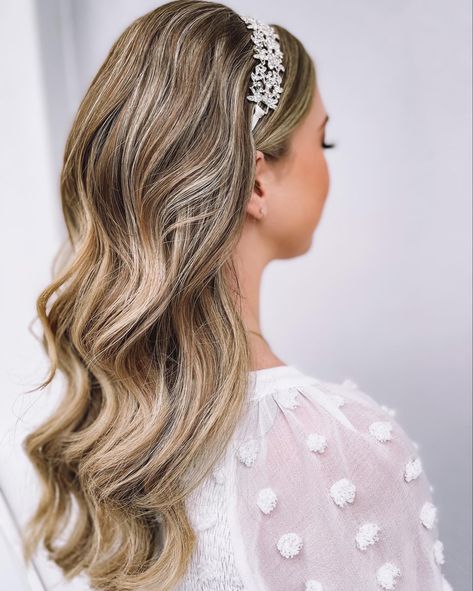 Down Bridal Hairstyles With Headband, Soft Curls With Headband, Bride Long Hair Down, Half Up Half Down Bridal Hair With Headband, Loose Curls With Headband, Hair Down With Headband Wedding, Wedding Curls With Headband, Curly Bridal Hair With Headband, Bridesmaid Hairstyles With Headband