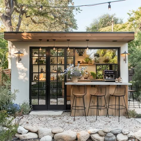 Shed In The Garden, Garden Patio Design Ideas, Back House Ideas, Fun Home Ideas, Adu Interior Design, Outdoor Bar Kitchen, Garden House Interior, Garden Home Design, Garden House Design