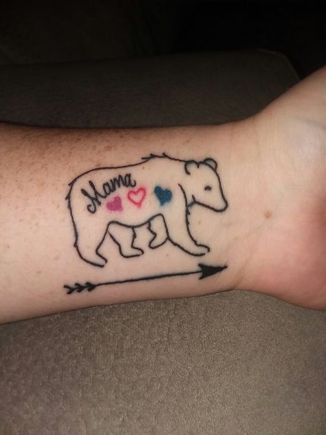 Small Mama Bear Tattoo, Momma Bear Tattoo For Women, Mama Bear Tattoo Mothers, Mom Bear Tattoo, Momma Bear Tattoo, Alaskan Tattoos, Mama Bear Tattoo, Baby Bear Tattoo, Mommy Daughter Tattoos