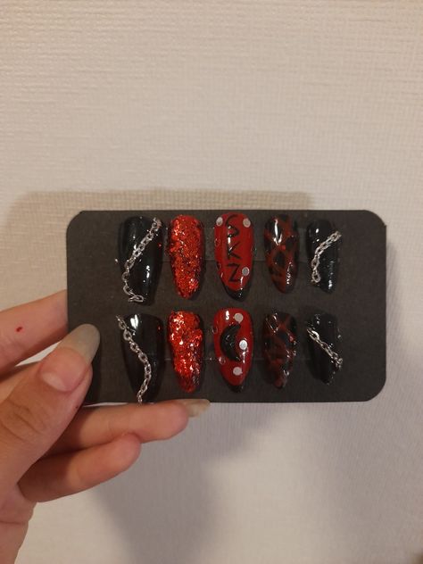 Nail art, Stray Kids Red Lights Stray Kids Dominate Nails, Straykids Ate Nails, Uñas Stray Kids, Stray Kids Inspired Nails, Stray Kids Nails Designs, Stray Kids Nail Art, Skz Bracelet, Skz Nail, Uñas Skz