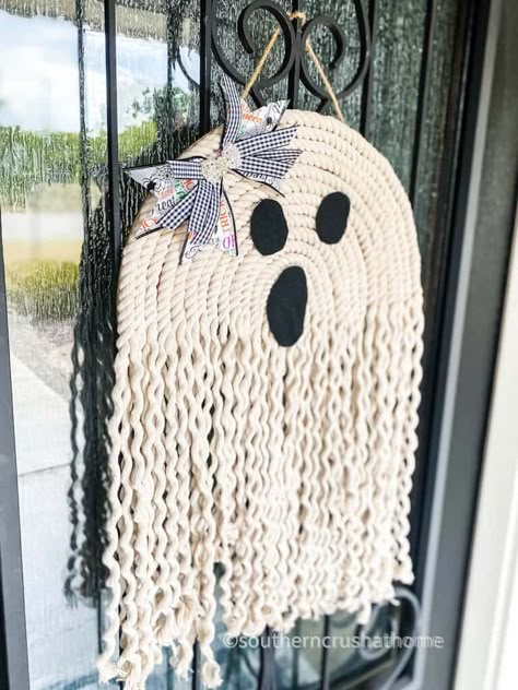 Get the look of macrame without all the knots! This wall hanging ghost decoration is made with white dollar tree nautical rope and requires no knotting skills. It's the perfect project for beginners or anyone looking for a quick and easy macrame wall hanging decoration for Halloween. This ghost front door decor is the perfect Wood Halloween Crafts, Easy Macrame Wall Hanging, Wood Halloween, Easy Macrame, Ghost Diy, Holiday Wreaths Diy, Hanging Ghosts, Macrame Wall Hanging Diy, Halloween Crafts Decorations