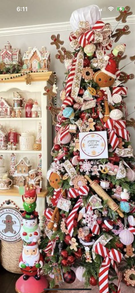 Simple Gingerbread Christmas Tree, Gingerbread Bakery Christmas Decor, Gingerbread Christmas Trees, Gingerbread Christmas Decor Kitchen, Ginger Bread Christmas Tree, Bakery Christmas Tree, Gingerbread House Display, Wallpaper Ideas Kitchen, Paint Ideas Kitchen