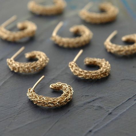 A different technique from traditional crochet, using wire instead of yarn. Crochet Metal, Wire Knitting, Wire Crochet Jewelry, Crochet Patterns Free Beginner, Confection Au Crochet, Knit Jewelry, Crochet Jewelry Patterns, Viking Knit, Wire Crochet