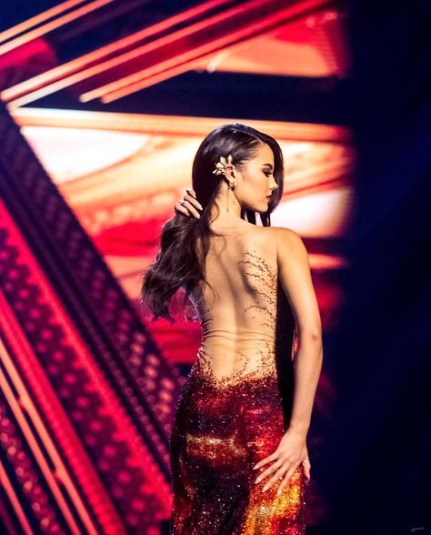 Her Iconic Pose 🇵🇭 @catriona_gray . . . #missuniverse #missuniverse2018 #missphilippines #catrionagray Lava Dress Catriona, Catriona Gray Lava Gown, Catriona Gray Gown, Miss Universe Outfits, Lava Gown, Beauty Pageant Aesthetic, Pageant Preparation, Catriona Gray Miss Universe, Lava Dress