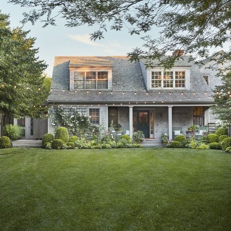 Maine Farmhouse Exterior, Nantucket House Exterior, Maine House Exterior, Tiny Beach Cottage, English Cottage Exterior, Coastal Houses, Grey Cottage, Nantucket House, Autumn Porch